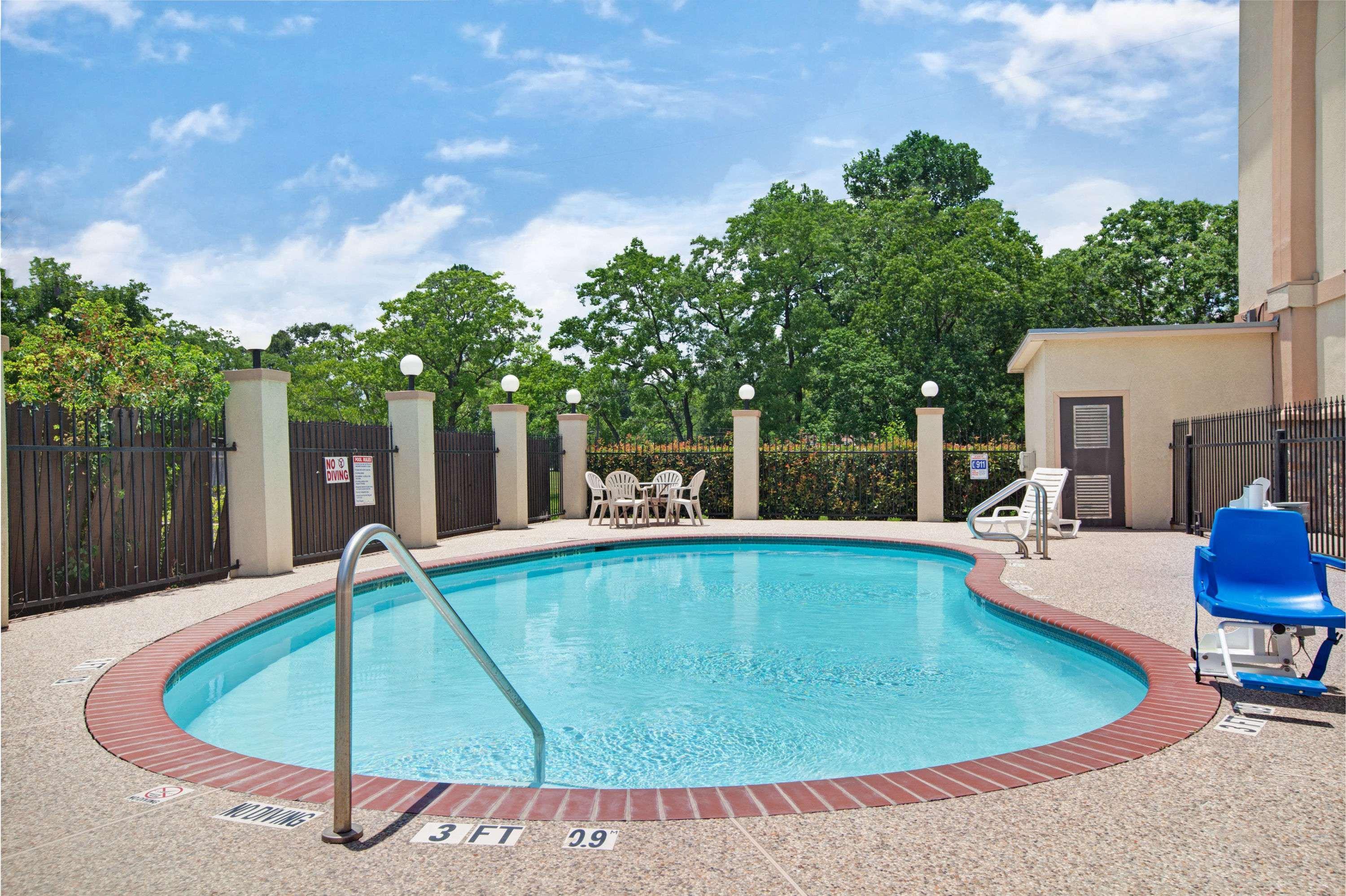 Super 8 By Wyndham Iah West/Greenspoint Aldine Exterior foto